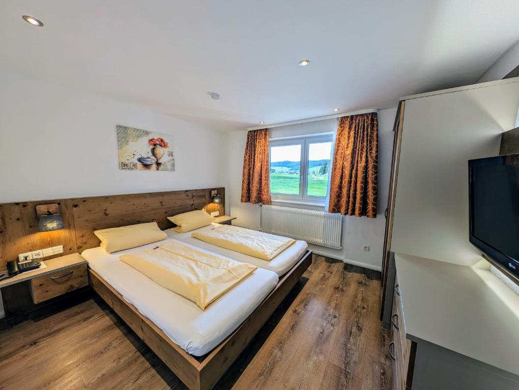 Postel nebo postele na pokoji v ubytování Hotel Zum Löwen - Unteres Wirtshaus