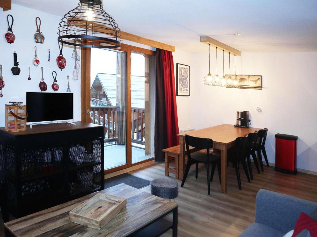 un salon avec une table et une salle à manger dans l'établissement Duplex 10 pers. avec piscine, jacuzzi, balcon et ascenseur aux Orres 1800 - FR-1-322-296, aux Orres
