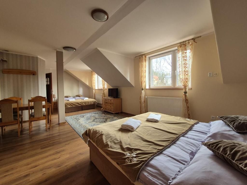 Posteľ alebo postele v izbe v ubytovaní Harmont Montis- dawna Zającówka- IDEALNA lokalizacja - leśna enklawa w centrum miasta! Sauna, masaże, zabiegi spa!