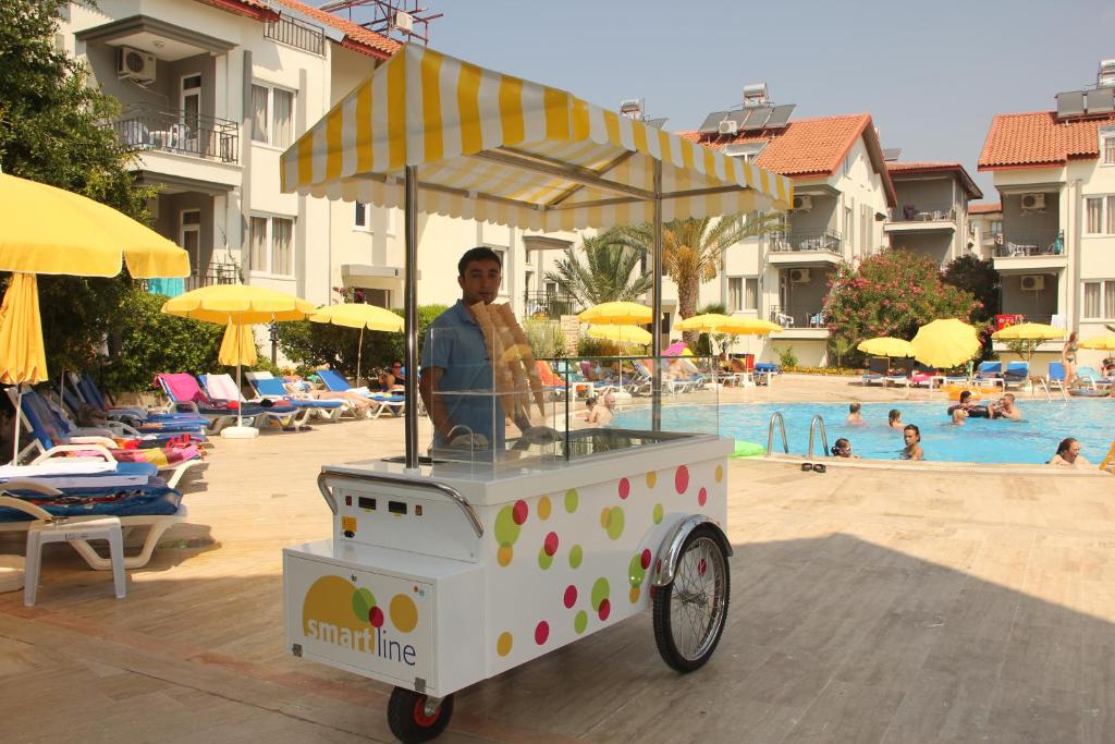 Bazén v ubytování Sunlight Garden Hotel nebo v jeho okolí