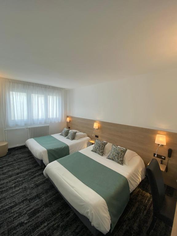 Postel nebo postele na pokoji v ubytování Hotel du Louvre