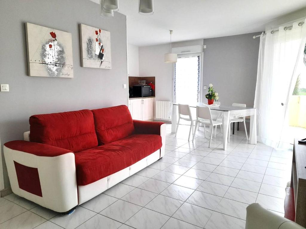 Photo de la galerie de l'établissement Appartement charmant près de la plage avec garage et terrasse - Idéal pour famille et amis - FR-1-392-233, à La Turballe