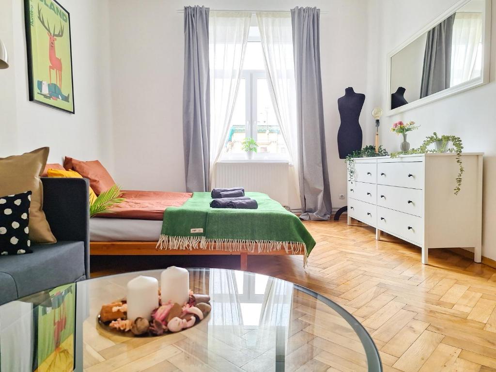 ein Wohnzimmer mit einem Glastisch und einem Sofa in der Unterkunft Beautiful and Spacious Apartment 69m2 for 5 guests next to Florian's Gate in Krakau