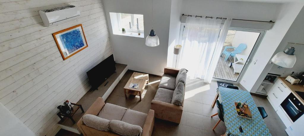 Telewizja i/lub zestaw kina domowego w obiekcie Gite 4 personnes avec piscine entre Saintes et Royan