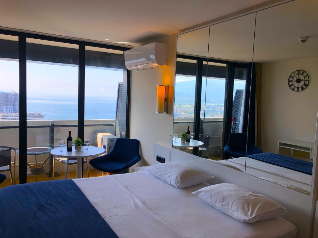 una camera con letto e vista sulla città di Orbi City Apartments a Batumi