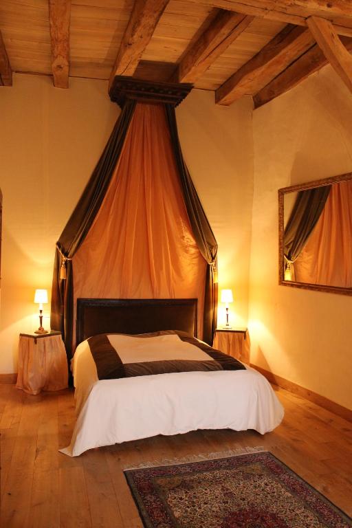 Una cama o camas en una habitación de Chateau de Forges