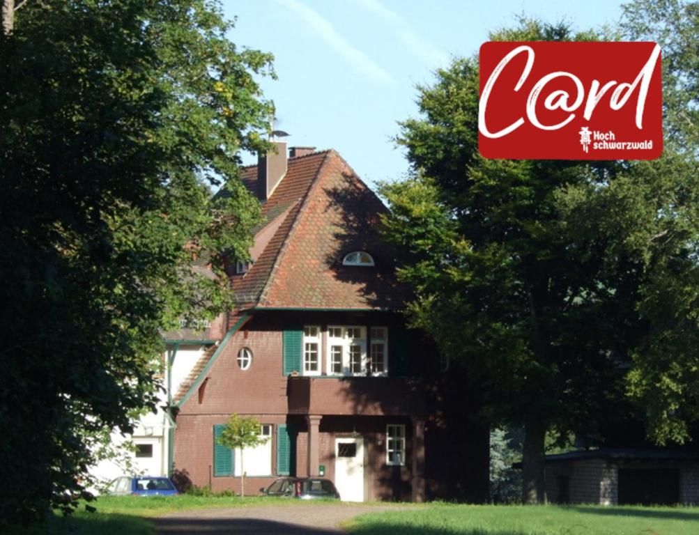 ein Coca-Cola-Schild vor einem Haus in der Unterkunft Haus Koenige Hinterzarten in Hinterzarten