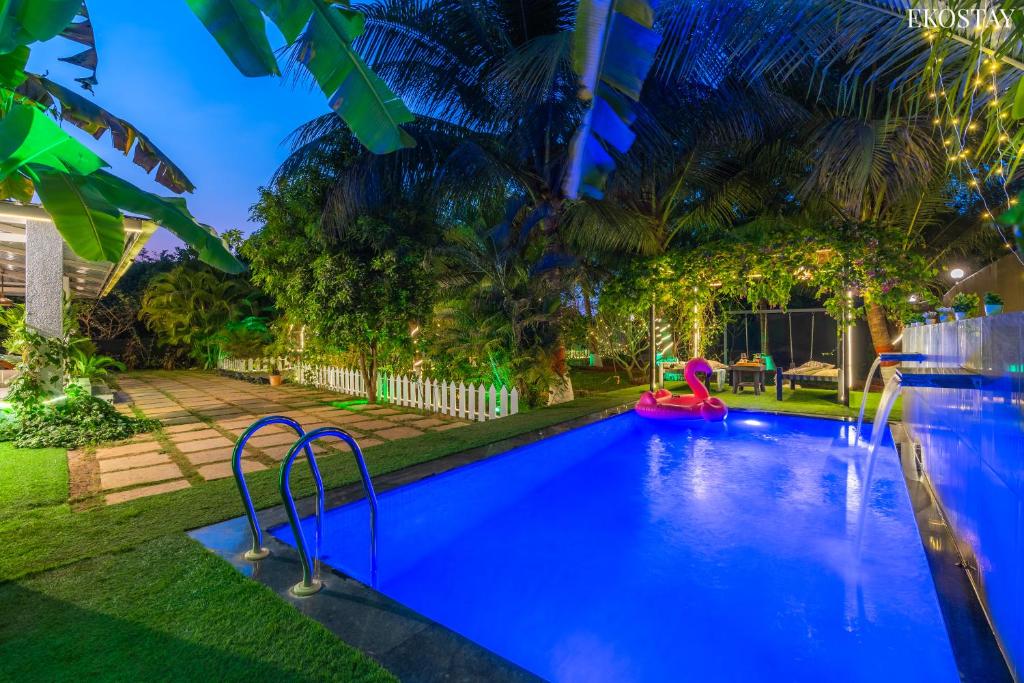 una grande piscina con scivolo in un cortile di EKO STAY- CASA POLO Villa ad Alibaug