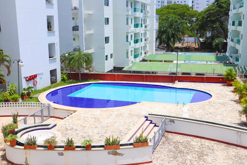 una piscina en la azotea de un edificio en Magico Apartaestudio con Piscina 1 Habitacion PR66A en Montería