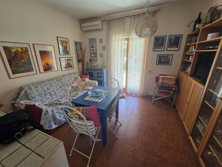 ein Wohnzimmer mit einem Sofa und einem Tisch in der Unterkunft Adria Home House in Marina di Cerveteri