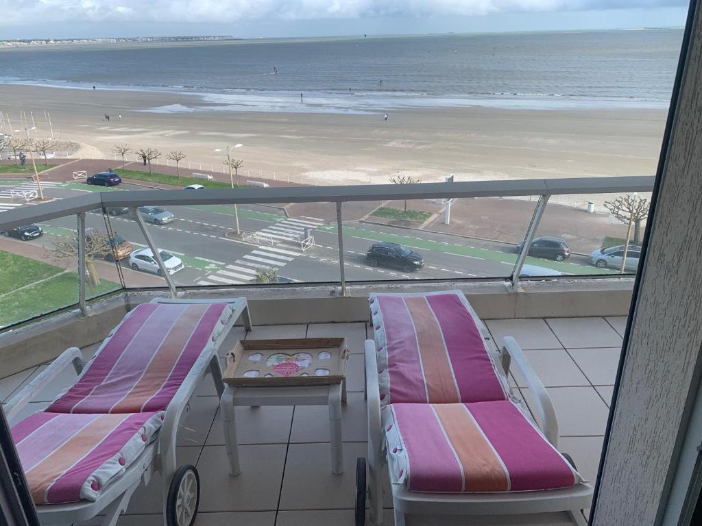 uma varanda com 2 cadeiras e vista para a praia em Appart T3 standing 4ème étage La Baule Casino 7 pers em La Baule