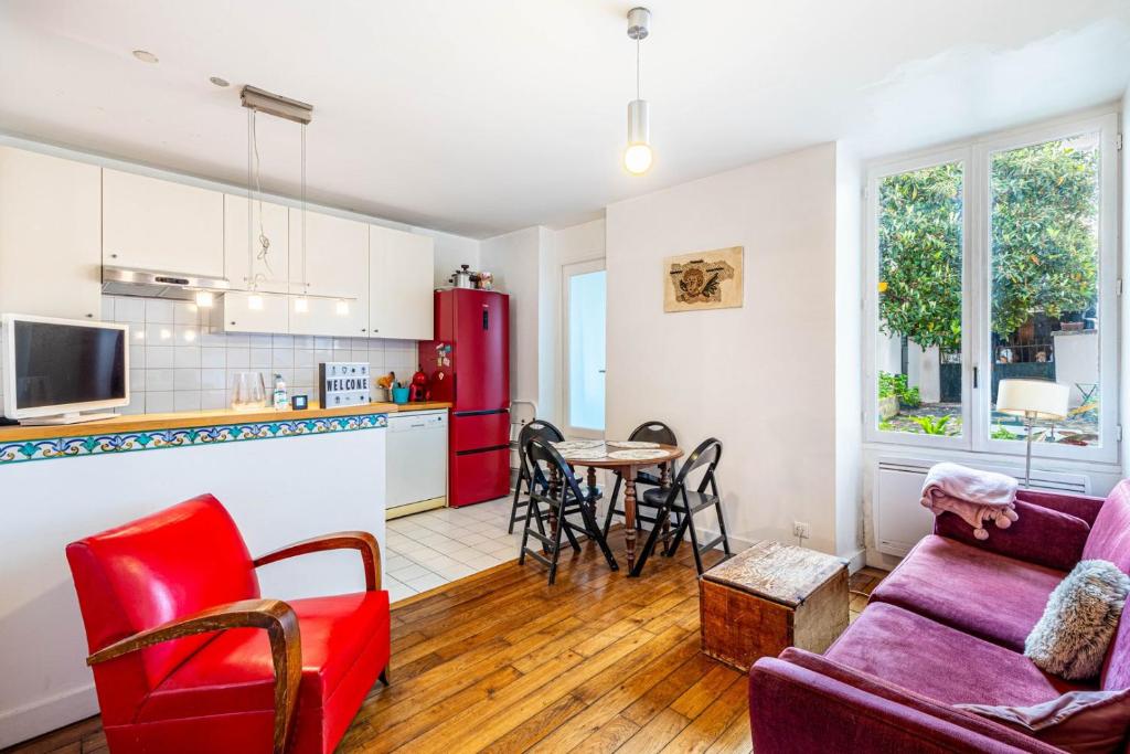 sala de estar con sofá rojo y cocina en GuestReady - A happy place to stay in Paris, en París