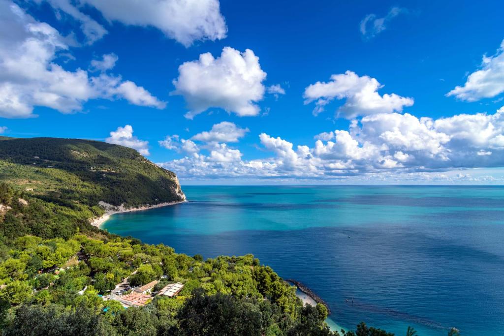 een uitzicht op de oceaan en een strand bij Camping Village Internazionale in Sirolo