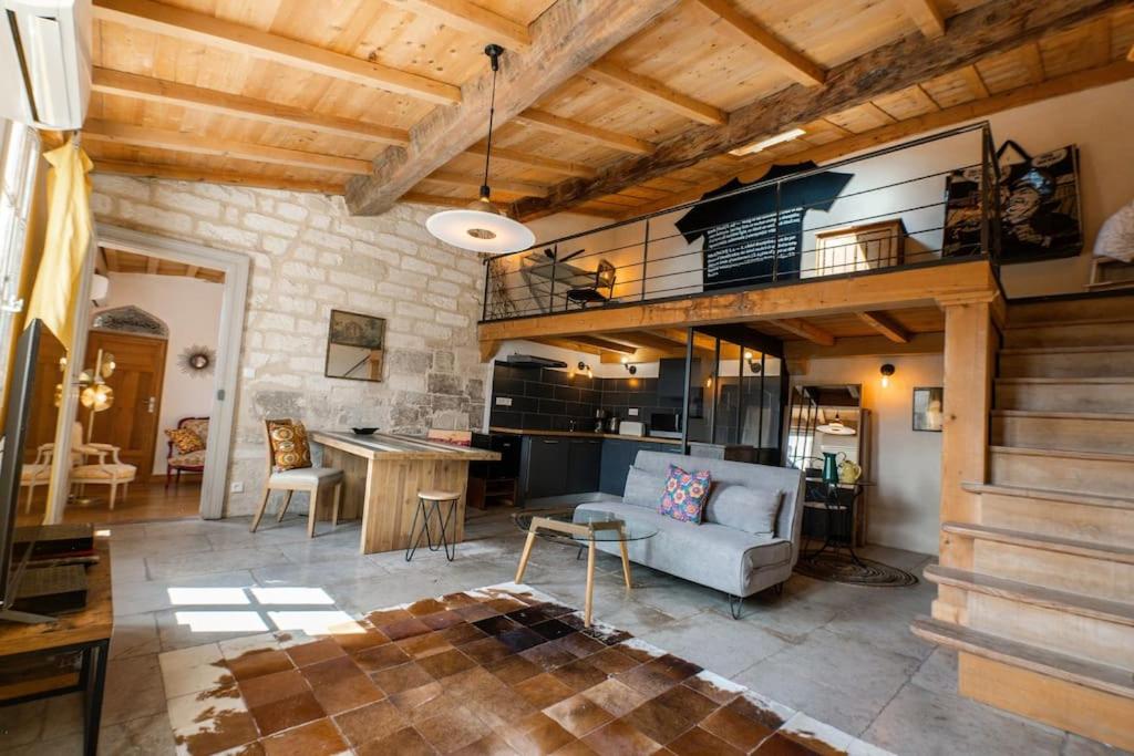 un salon avec un canapé et une mezzanine dans l'établissement Le Bacchus, Grand T2, Centre Historique, à Montpellier