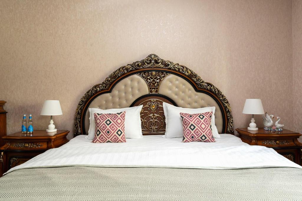 Un pat sau paturi într-o cameră la Роскошная квартира для гостей