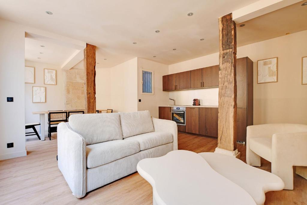 un salon avec un canapé et une cuisine dans l'établissement Amazing Duplex - 5BR-12P - Montorgueil, à Paris