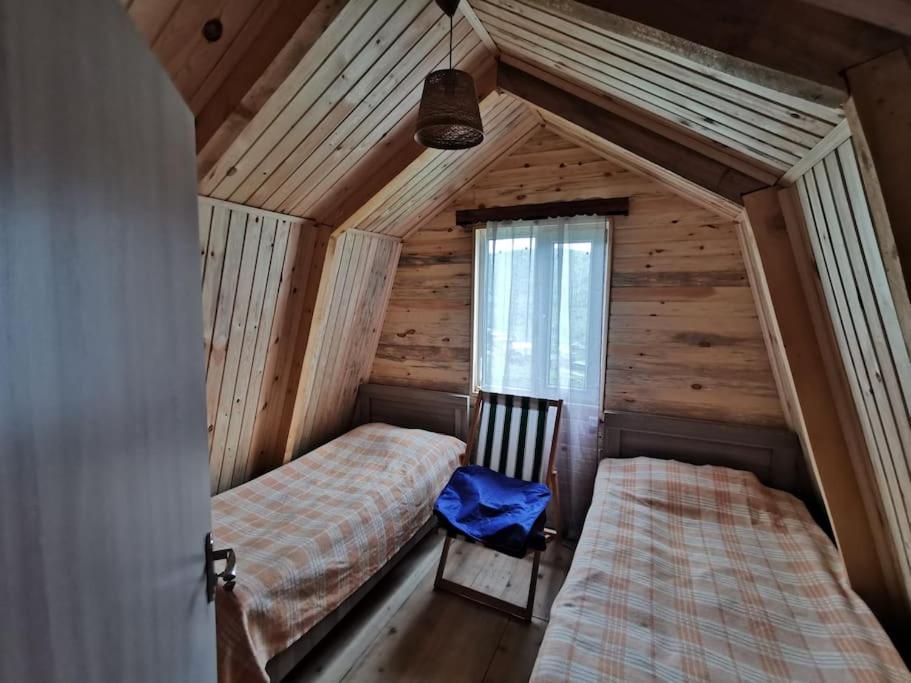 Habitación pequeña con 2 camas y ventana en Cloudtop hut, en Gomi
