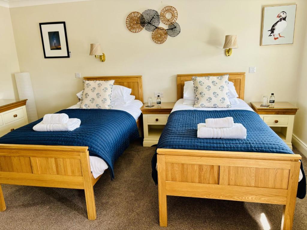 Un pat sau paturi într-o cameră la The Boatside Inn - Hadrian - Twin Ensuite