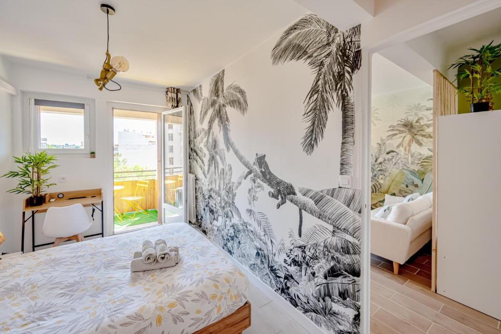 - une chambre avec une fresque murale sur les palmiers dans l'établissement Wisdom Monkeys Apartment - Balcony & AC, à Toulon
