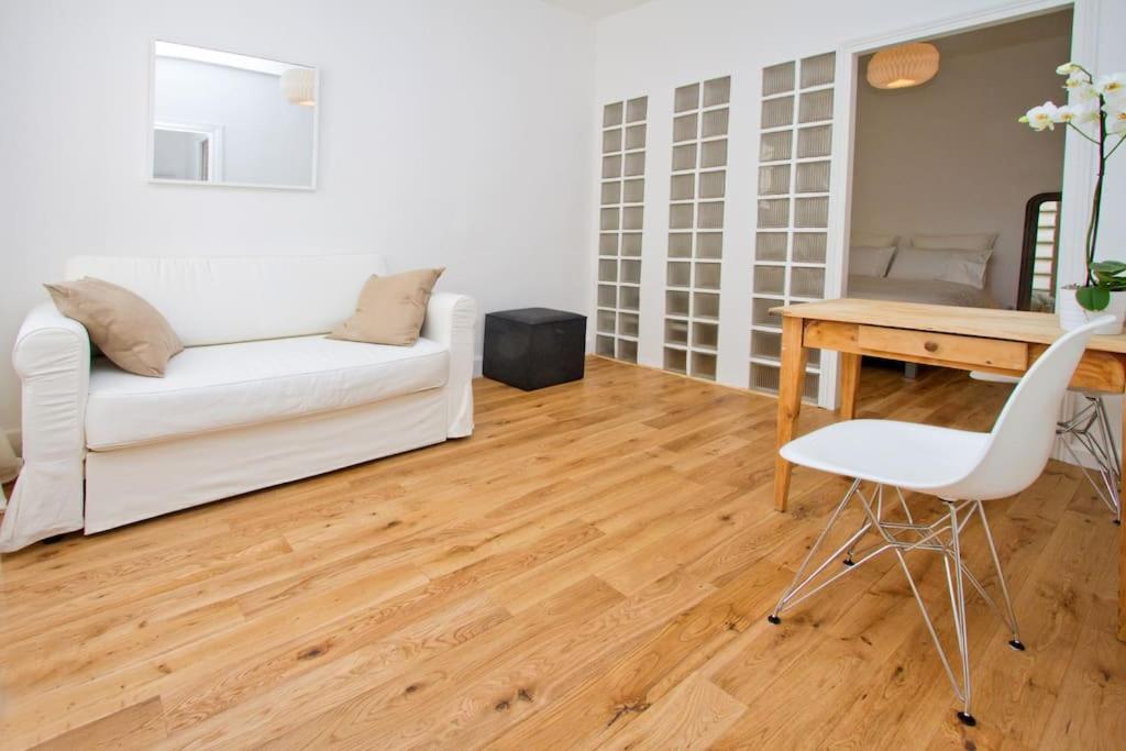 un salon avec un canapé blanc et une table dans l'établissement Paris Les Halles, à Paris