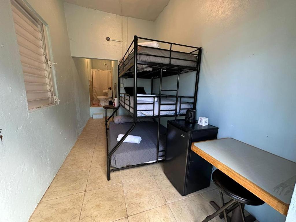 サンファンにあるEconomic Studio in Santurce Area, Up to 4 guestsの二段ベッド2台、デスクが備わる客室です。