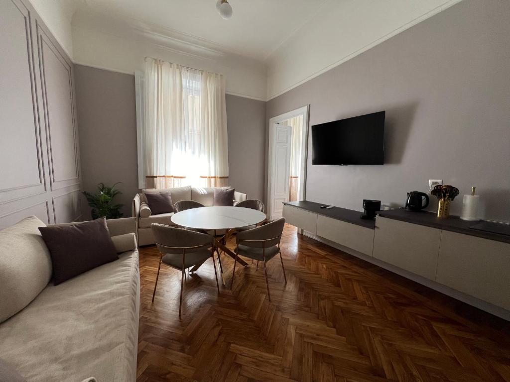 TV a/nebo společenská místnost v ubytování Turin Central Cavour