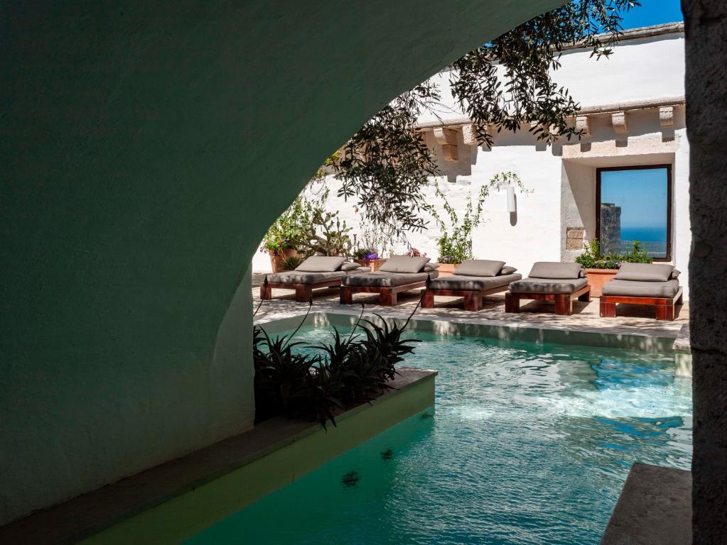 Бассейн в La Sommità Relais & Chateaux или поблизости