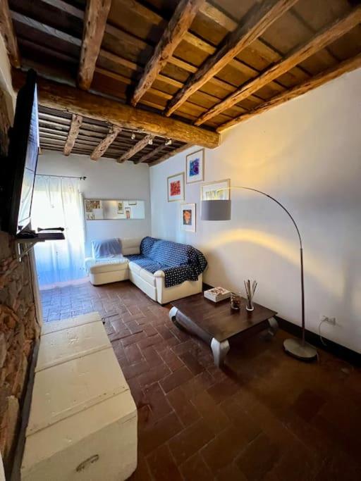 sala de estar con sofá y mesa en Charming House Isola di Capraia Casa Carlo Alberto, en Capraia