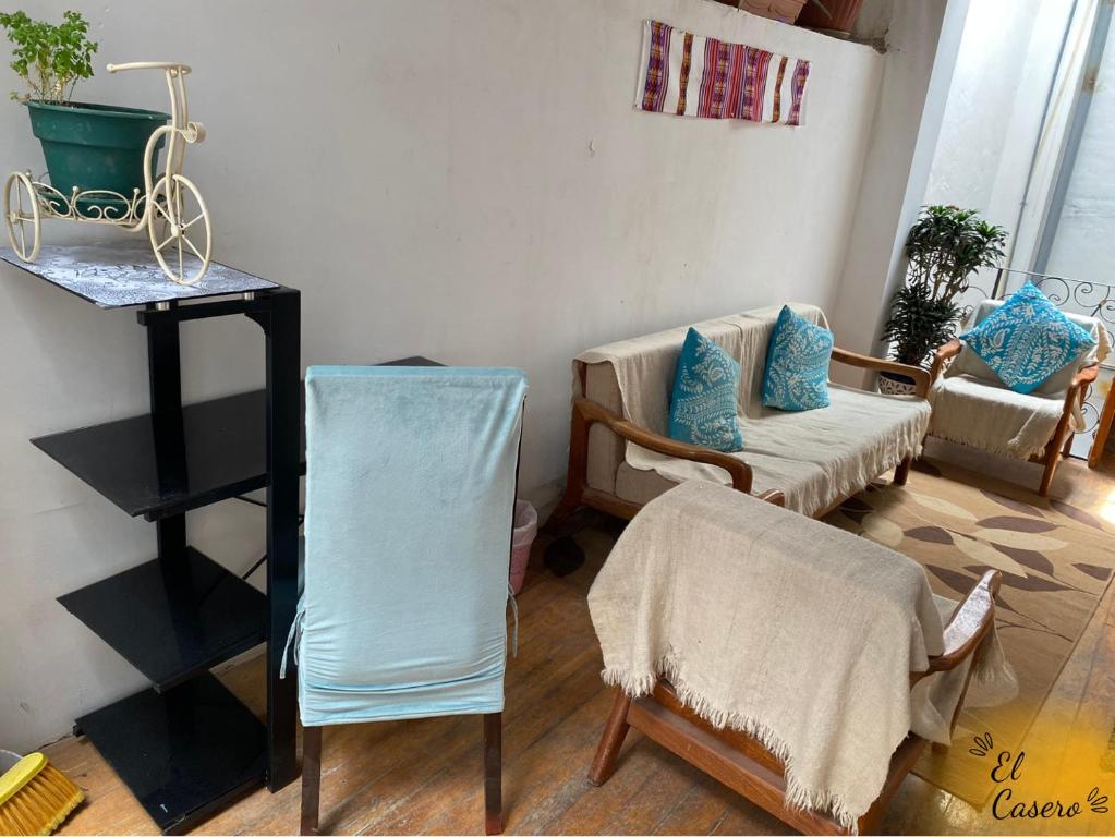 - un salon avec deux chaises et une table dans l'établissement Economica y centrica habitación, à Cajamarca