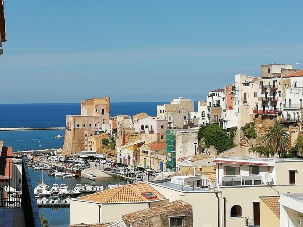 - Vistas a una ciudad con barcos en un puerto en Vista sul mare e splendido terrazzo, en Castellammare del Golfo