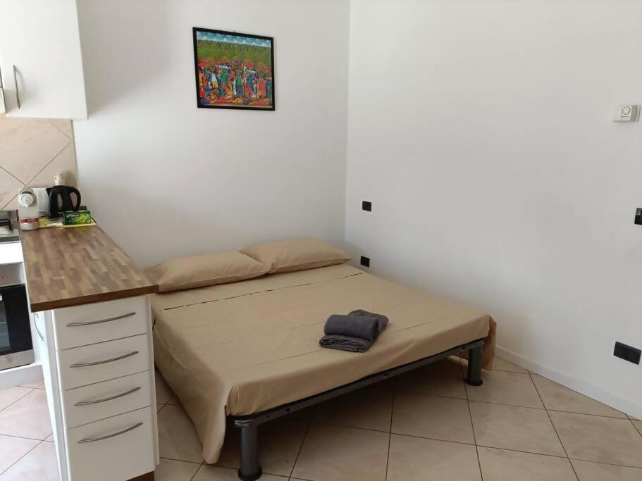 Habitación pequeña con cama y barra. en Appartamento Aeroporto e Fiera, en Seriate