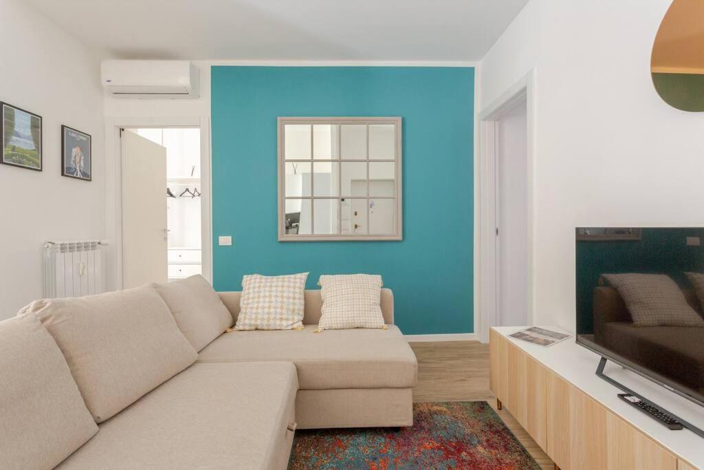 sala de estar con sofá y pared azul en Buenos Aires view in Milan, en Milán