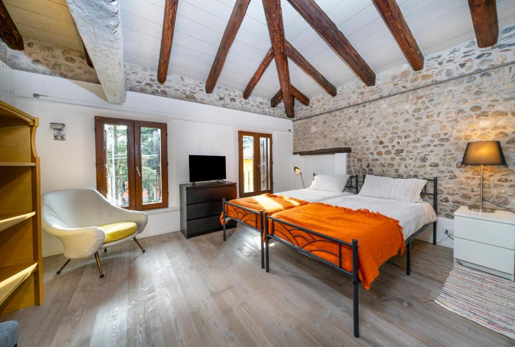 um quarto com uma cama e uma parede de pedra em Jacaranda em Udine