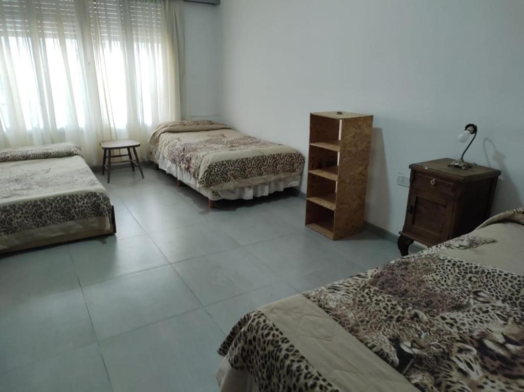 una stanza con tre letti e un comò di Casa Stegmann a Pringles