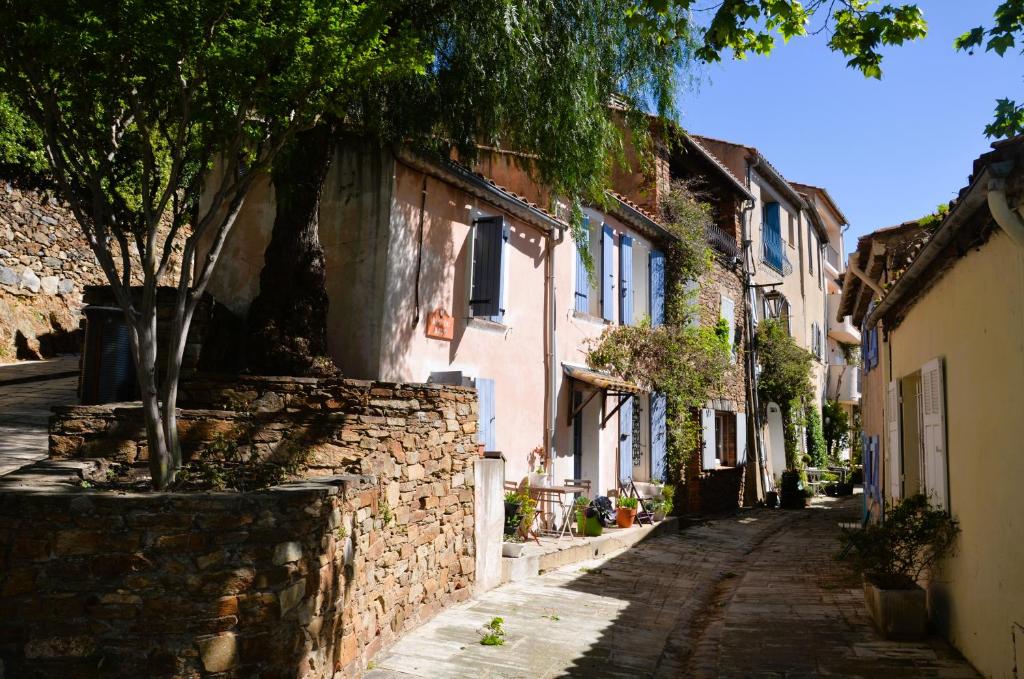 un callejón en una ciudad con un edificio de piedra en GRILAF - Au cœur du village typique de Grimaud appartement coquet, en Grimaud