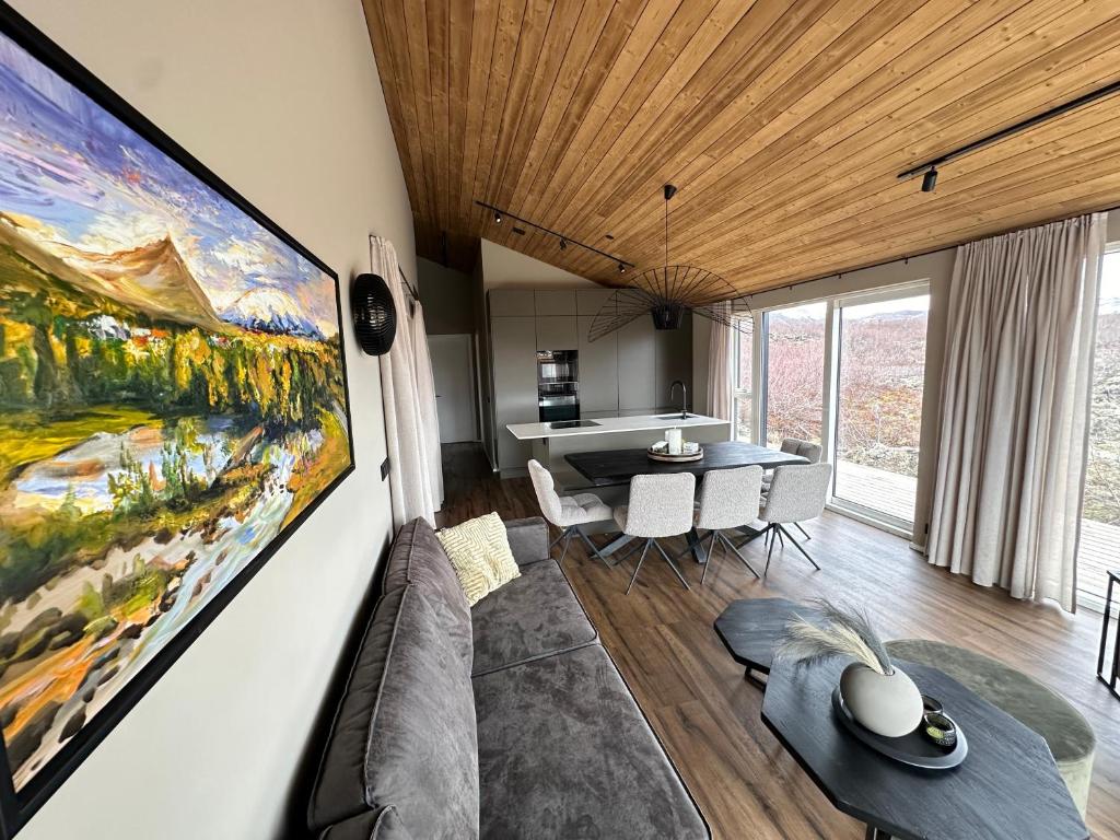 ein Wohnzimmer mit einem großen Gemälde an der Wand in der Unterkunft Holiday Home in Húsafell