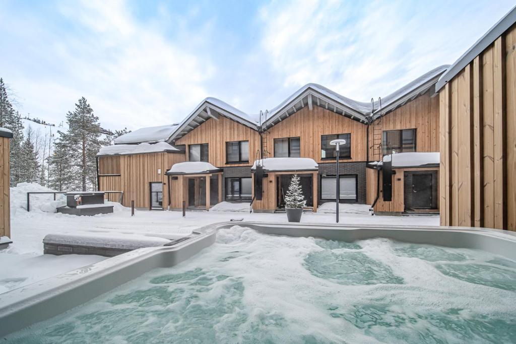 una casa en la nieve con bañera de hidromasaje en Luxury Ski-in&Out &Private Jacuzzi (Levi Diamonds), en Sirkka