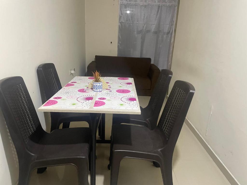 mesa de comedor con 4 sillas y mesa con mantel en Apartamento Santa Rosa de Viterbo en Santa Rosa de Viterbo