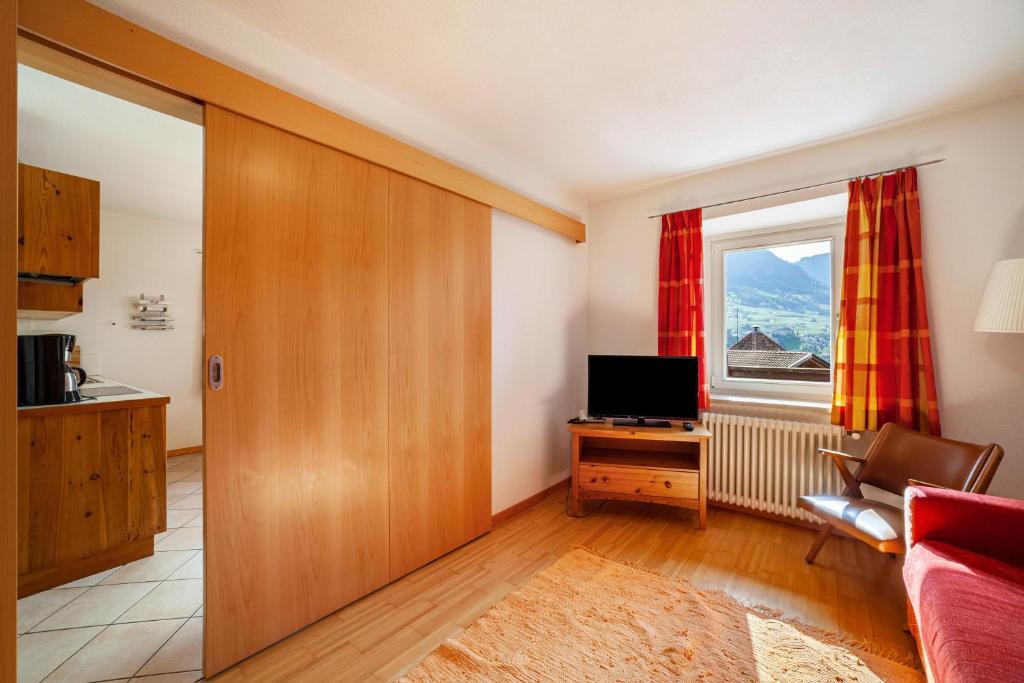 Televízia a/alebo spoločenská miestnosť v ubytovaní Gasserhof Ferienwohnung Gravenstein