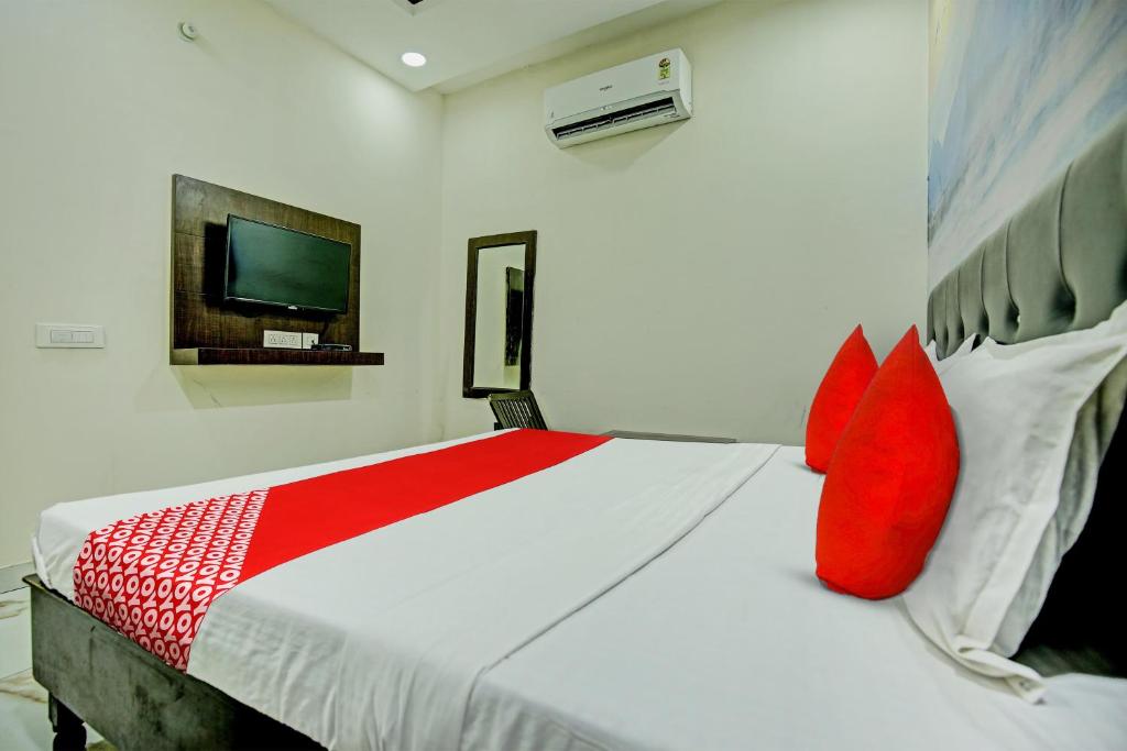 A bed or beds in a room at OYO Flagship Hotel Sangam Palace