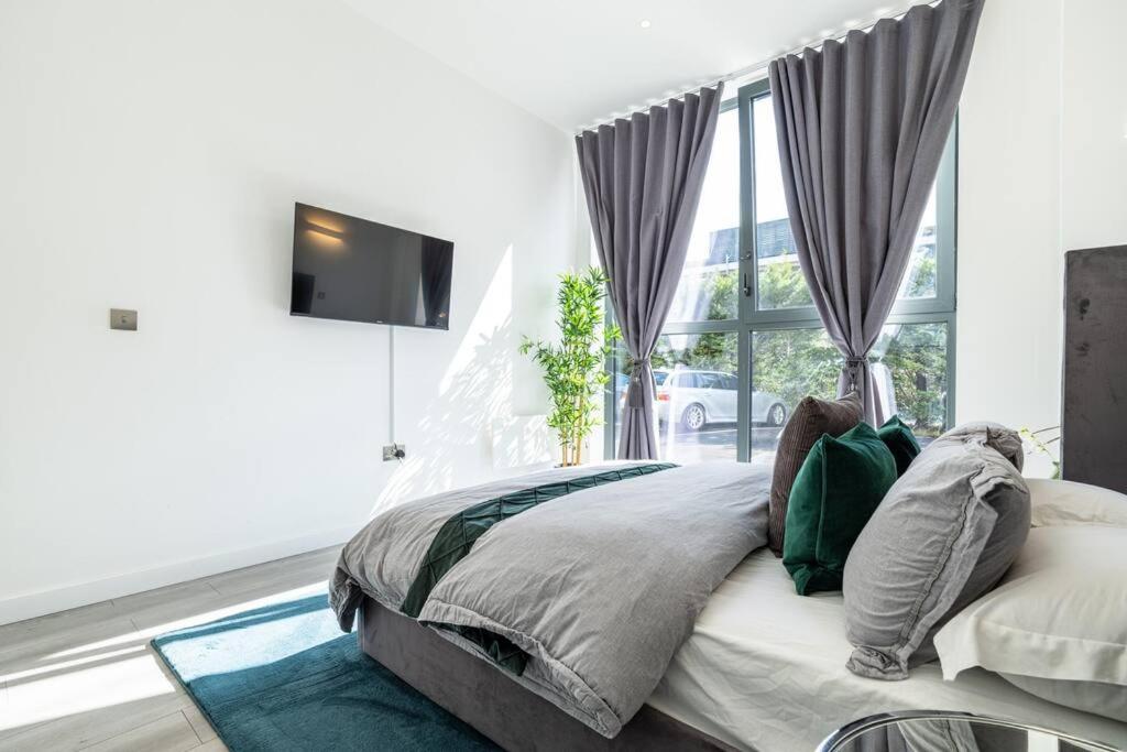 a bedroom with a large bed with a window at Elegant apartment/2 in Buckinghamshire
