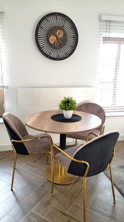 a dining room with a table and chairs at APARTAMENT JARACZA 28/17 in Słupsk