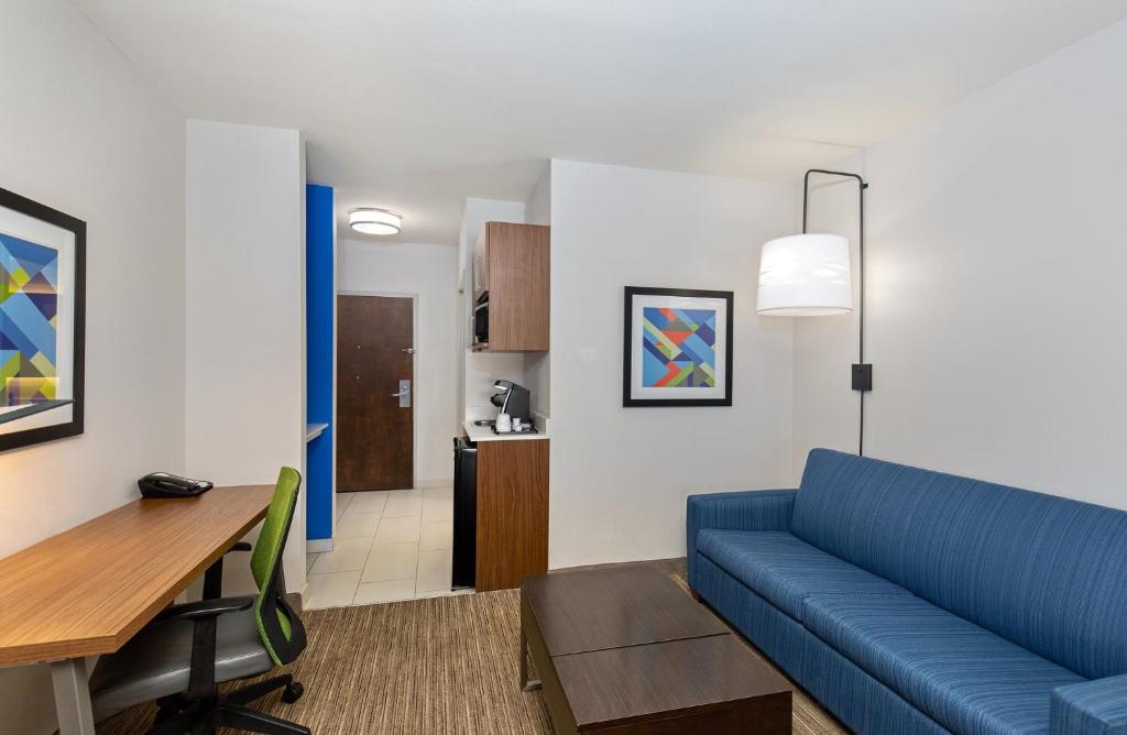 Holiday Inn Express Hotel & Suites Birmingham - Inverness 280 by IHG - King Suite