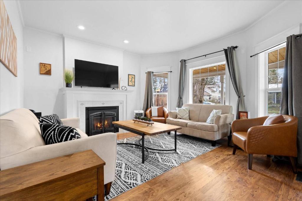 uma sala de estar com um sofá e uma lareira em The Birch House em Coeur d'Alene