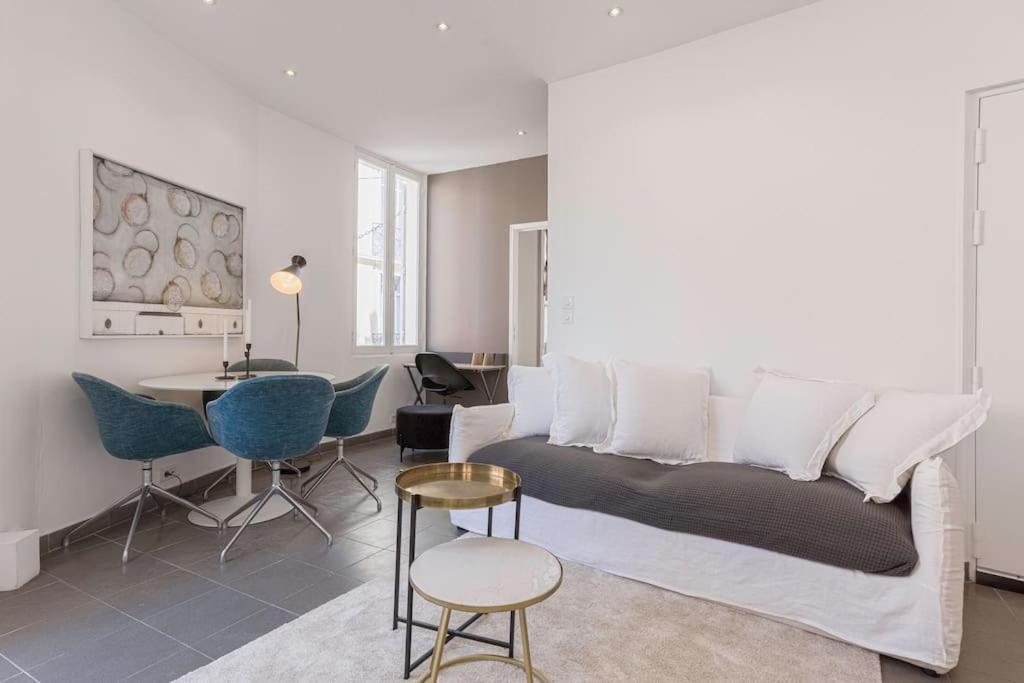 une chambre avec un lit, une table et des chaises dans l'établissement 