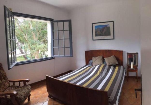 um quarto com uma cama e uma janela em Villa 16 personnes, plage à 300m em Labenne