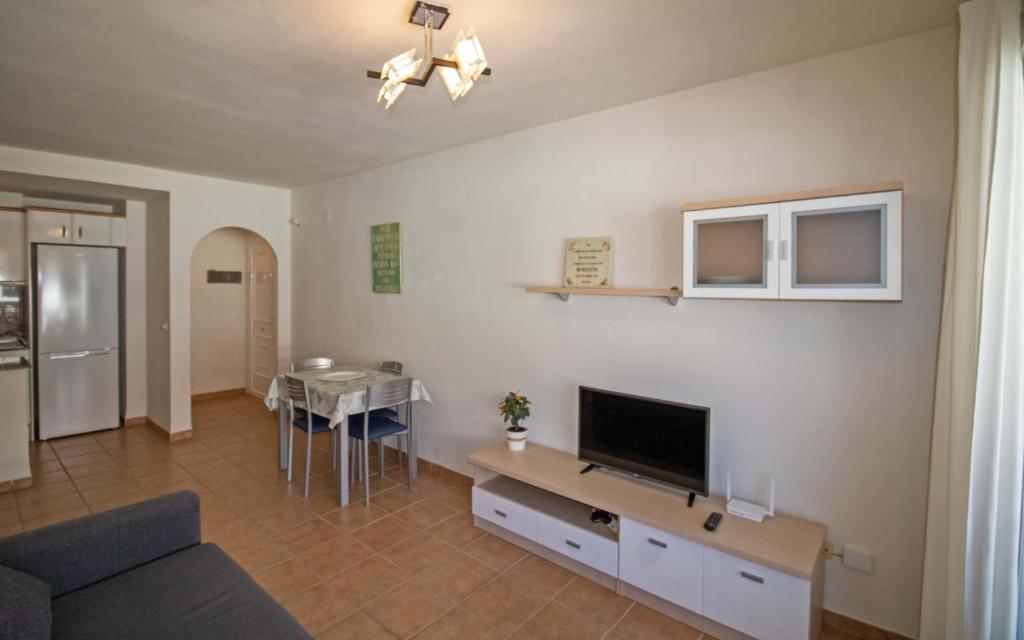 A television and/or entertainment centre at Tres Playas Primera línea de mar - ALBERT VILLAS Alcossebre