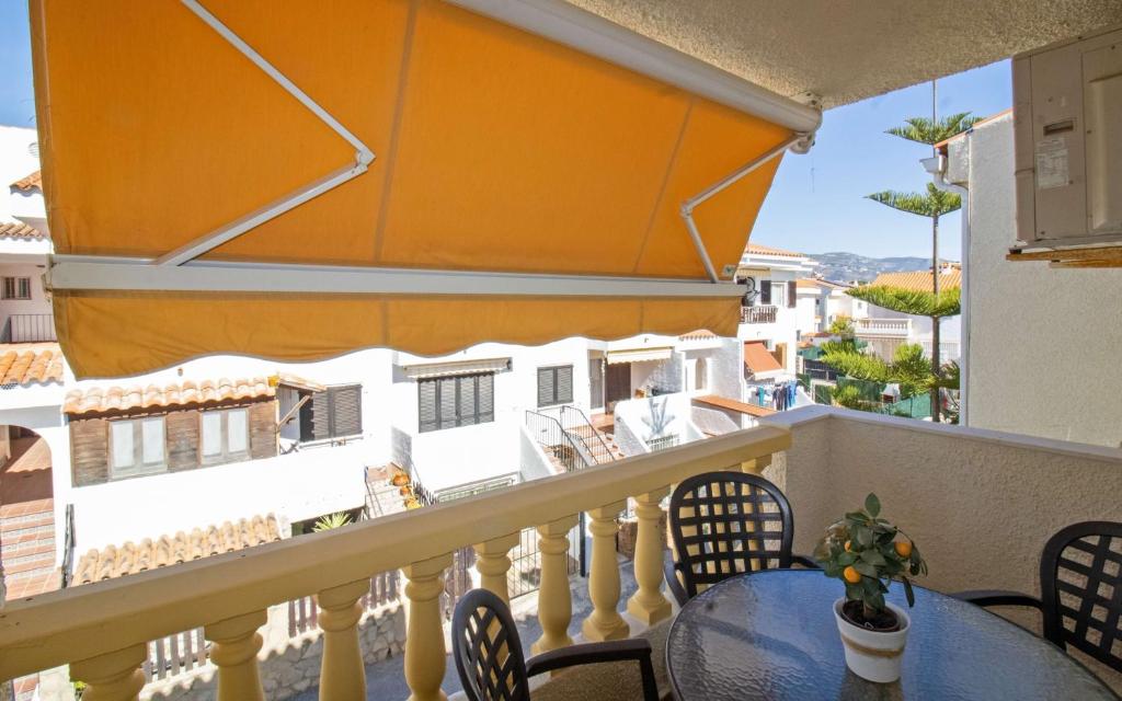 a balcony with a table and chairs and a view of a building at Tres Playas Primera línea de mar - ALBERT VILLAS Alcossebre in Alcossebre