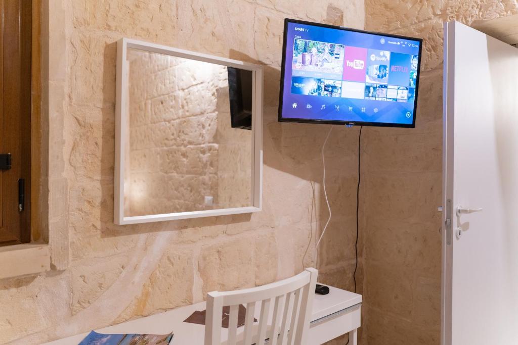 Televízia a/alebo spoločenská miestnosť v ubytovaní DIMORA BAROCCA Apartment Irene