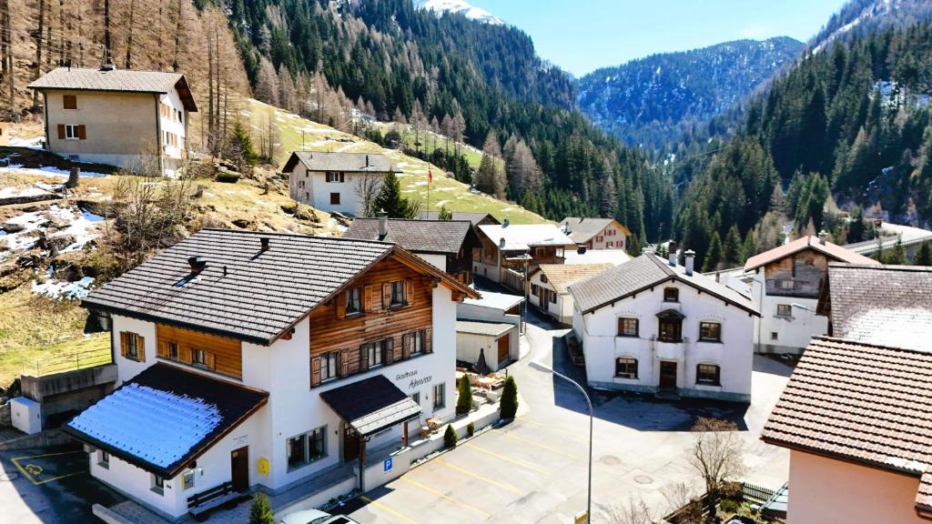 einen Luftblick auf eine kleine Stadt mit Häusern und Bergen in der Unterkunft Gasthaus Alpenrose in Innerferrera